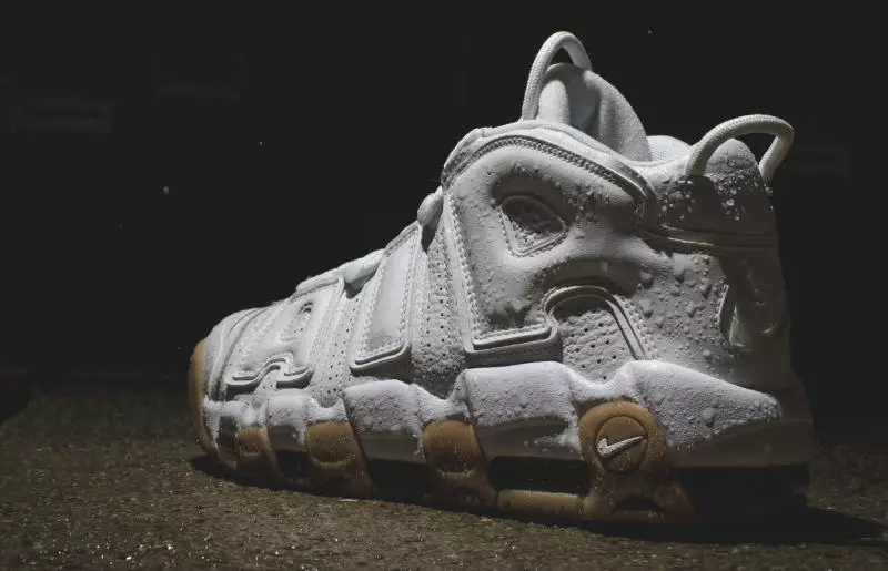 Белая резинка Nike Uptempo