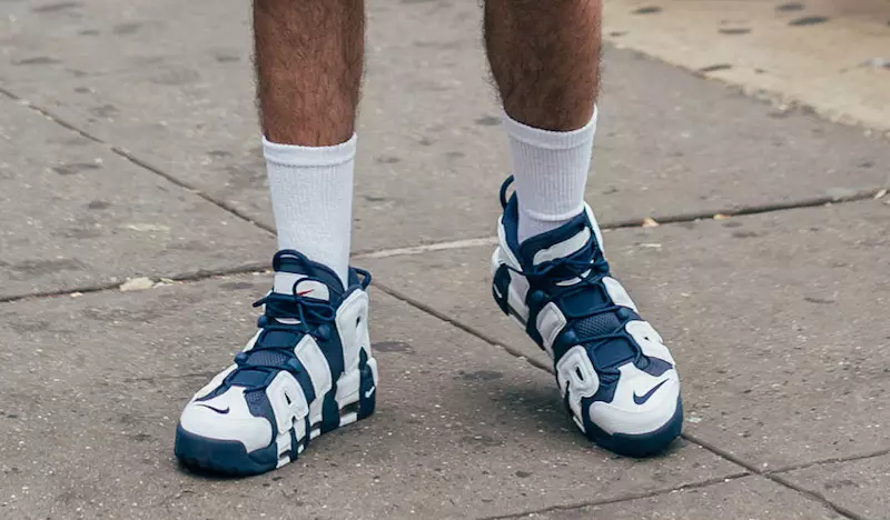 Nike Air More Uptempo Olympic aan de voeten