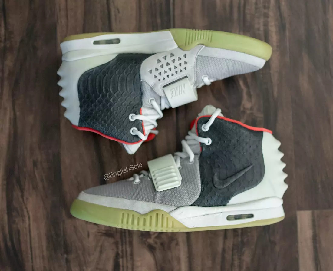 Nike Air Yeezy 2 neatbilstības paraugs