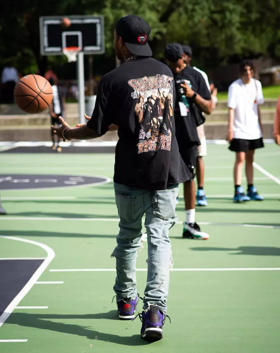 Travis Scott Air Jordan 4 Ungu Suede Di Kaki