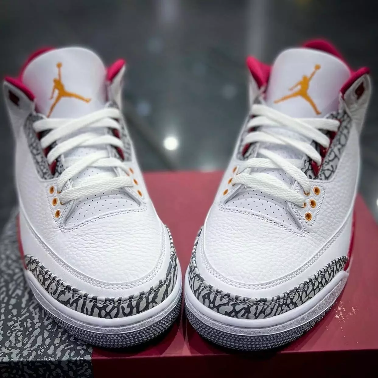 Air Jordan 3 Cardinal CT8532-126 Releasedatum in de hand