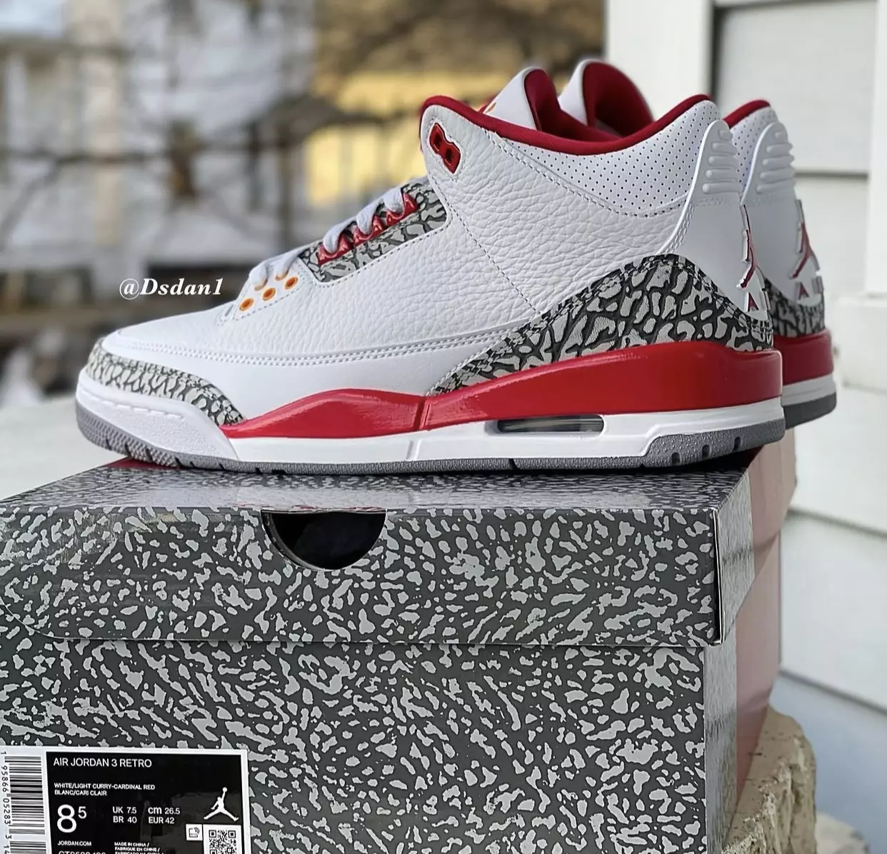 Air Jordan 3 Cardinal Red CT8532-126 izlaišanas datums rokā