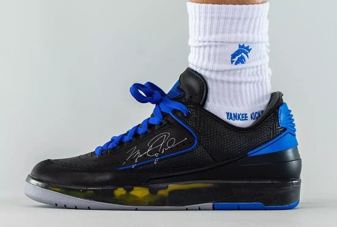 Nedaudz balts Air Jordan 2 zems melns zils DJ4375-004 izlaišanas datums uz kājām