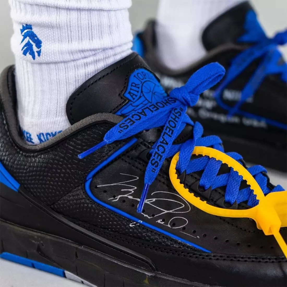 Off-White Air Jordan 2 Low Zwart Blauw DJ4375-004 Releasedatum op de voeten