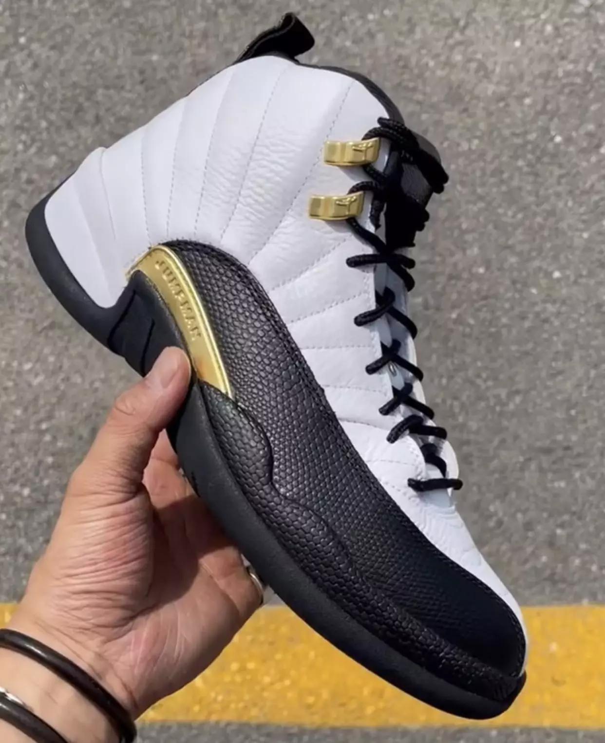 Air Jordan 12 Royalty CT8013-170 Julkaisupäivä käsissä