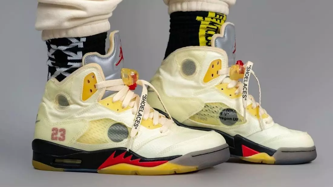 Off-White Air Jordan 5 Sail Fire Red Releasedatum DH8565-100 Aan de voeten