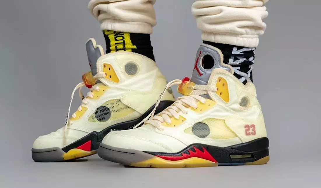 Off-White Air Jordan 5 شراع حريق أحمر تاريخ الإصدار DH8565-100 على الأقدام