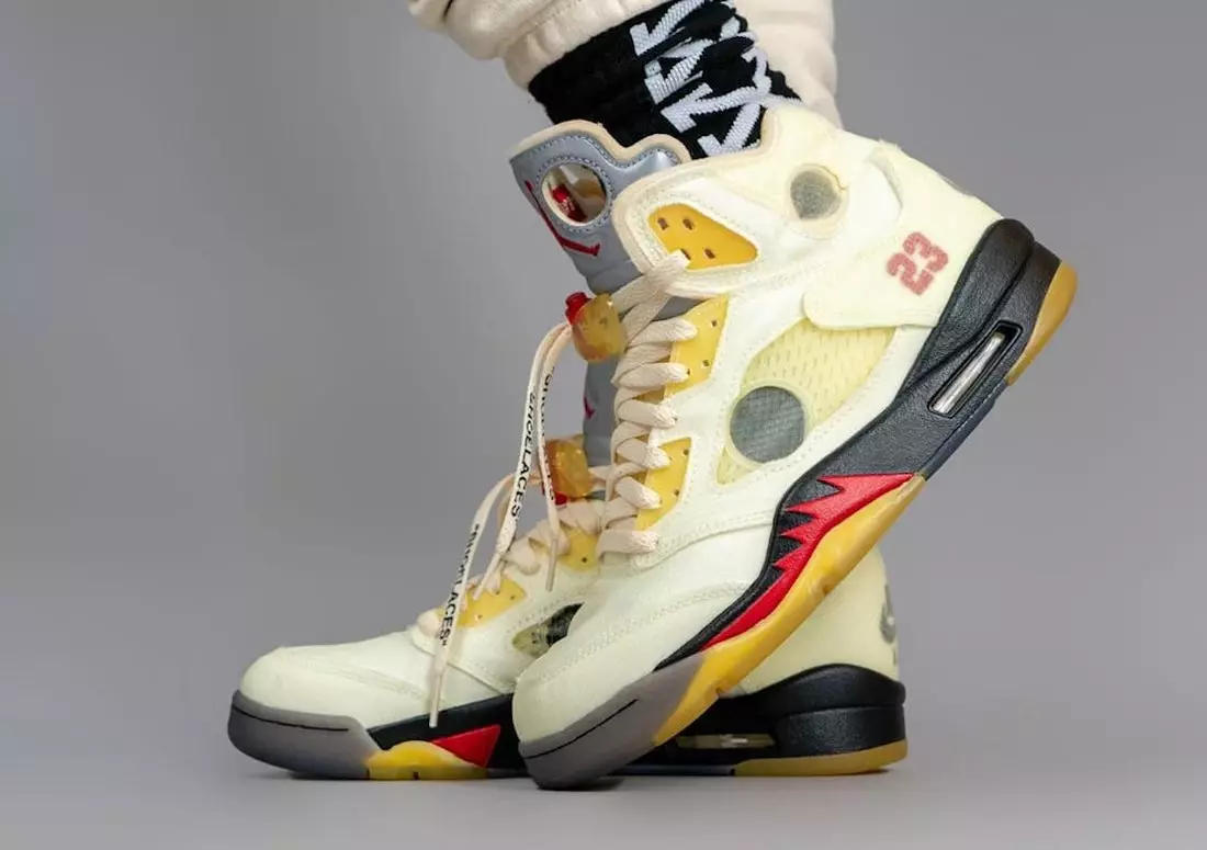 Off-White Air Jordan 5 شراع حريق أحمر تاريخ الإصدار DH8565-100 على الأقدام