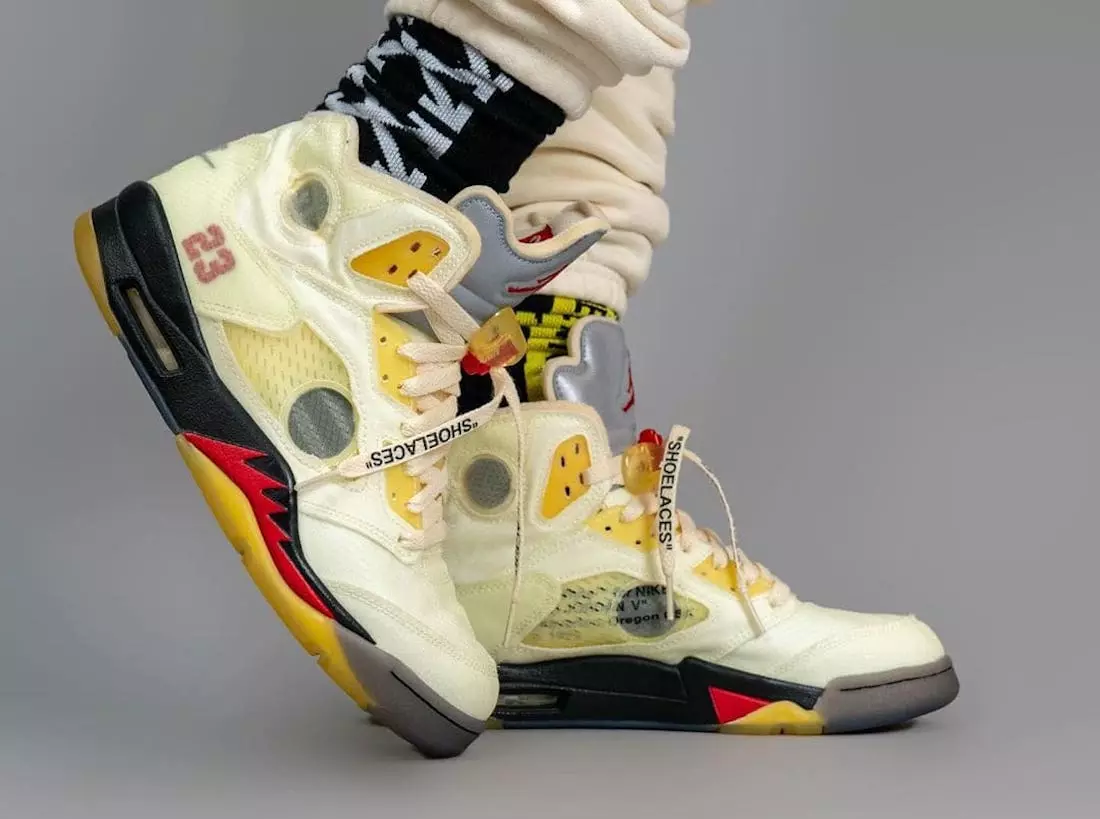 Off-White Air Jordan 5 Sail Fire Red Datum vydání DH8565-100 On-Feet