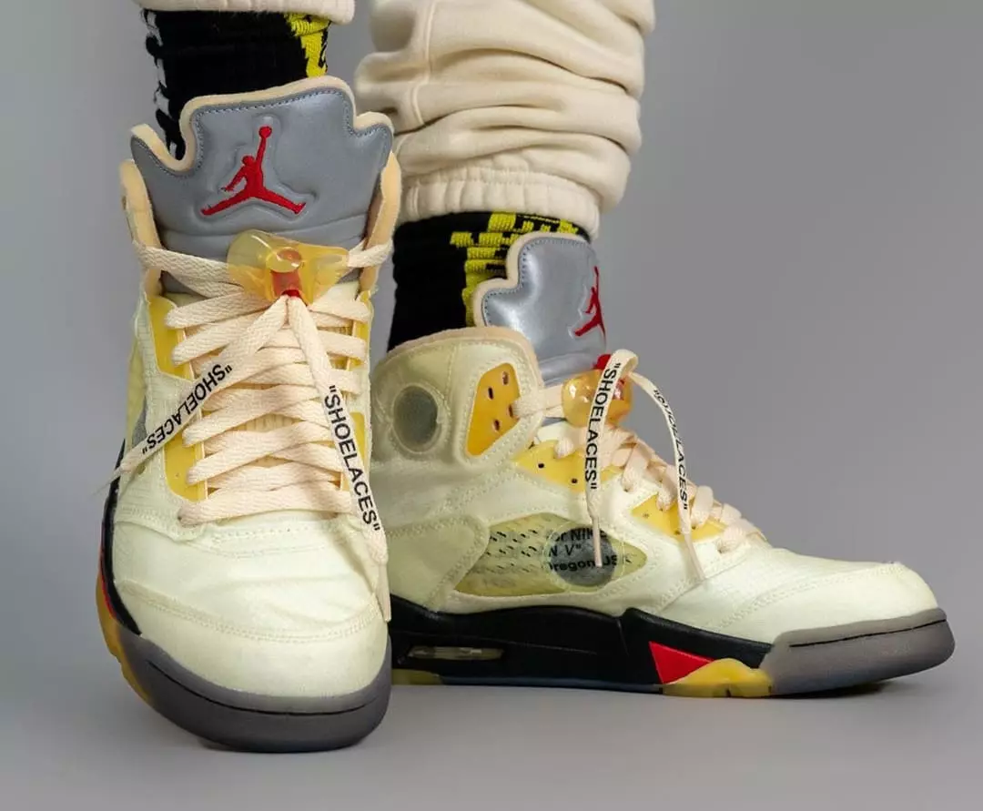 Off-White Air Jordan 5 Sail Fire Red Izlaišanas datums DH8565-100 uz kājām