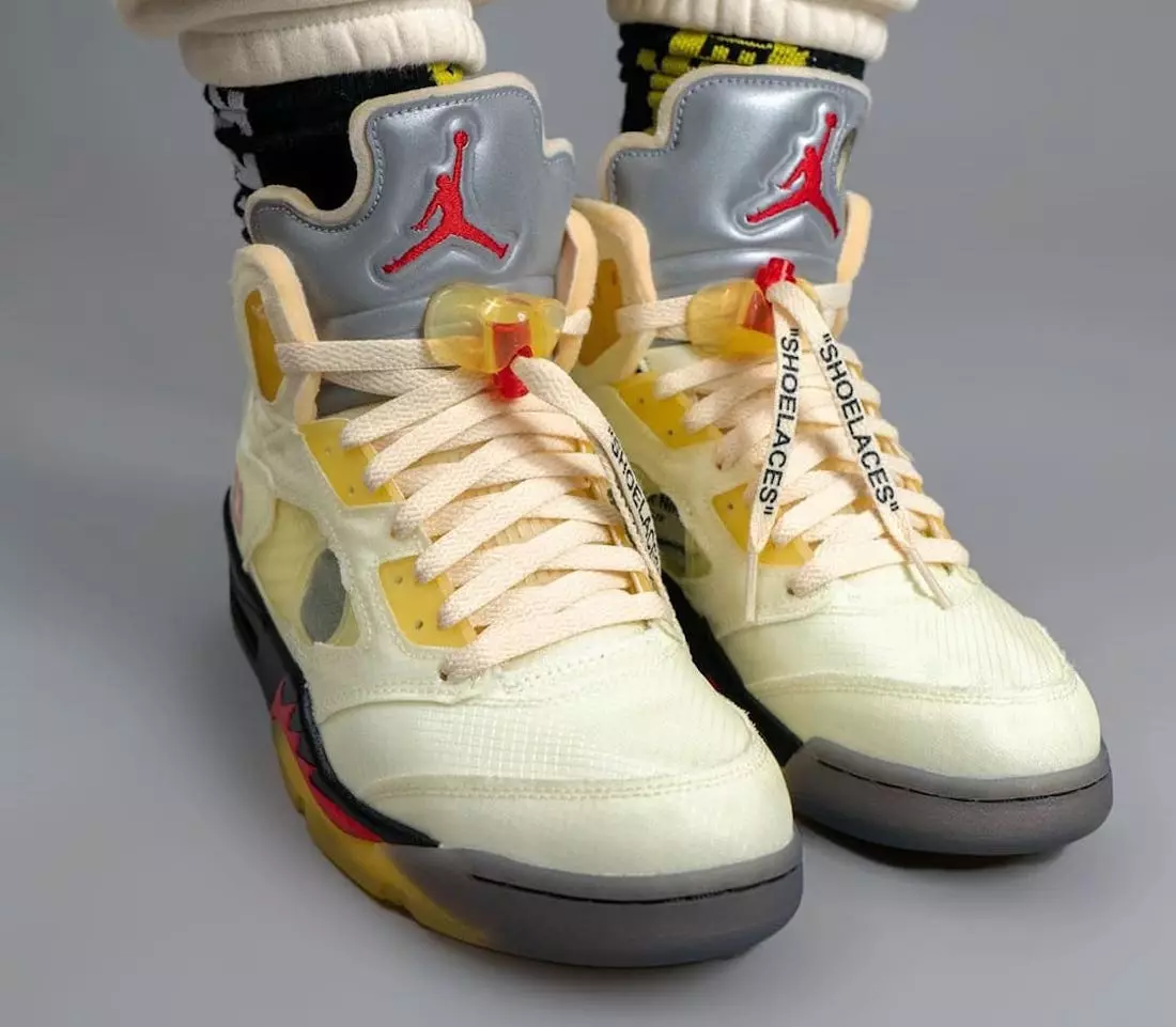 Off-White Air Jordan 5 شراع حريق أحمر تاريخ الإصدار DH8565-100 على الأقدام