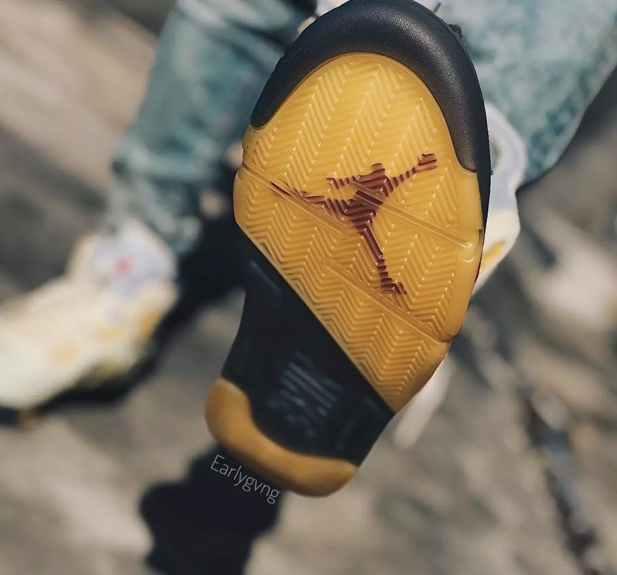 Off-White Air Jordan 5 شراع حريق أحمر DH8565-100 تاريخ الإصدار على الأقدام