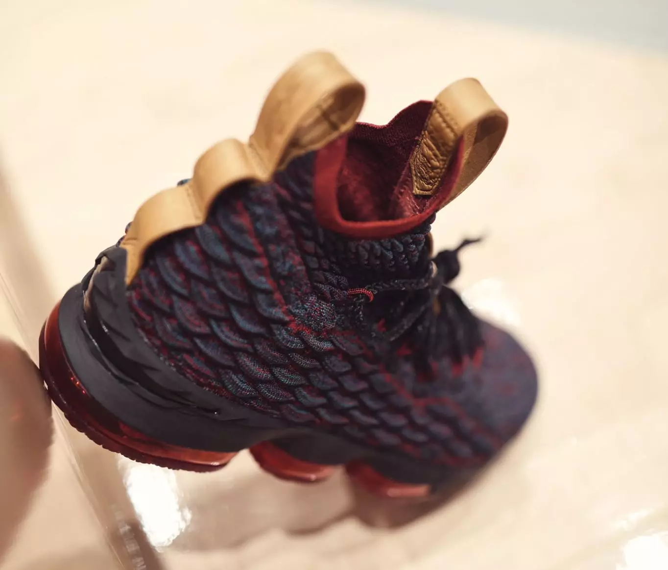 Nike LeBron 15 Cavs yangi balandliklar