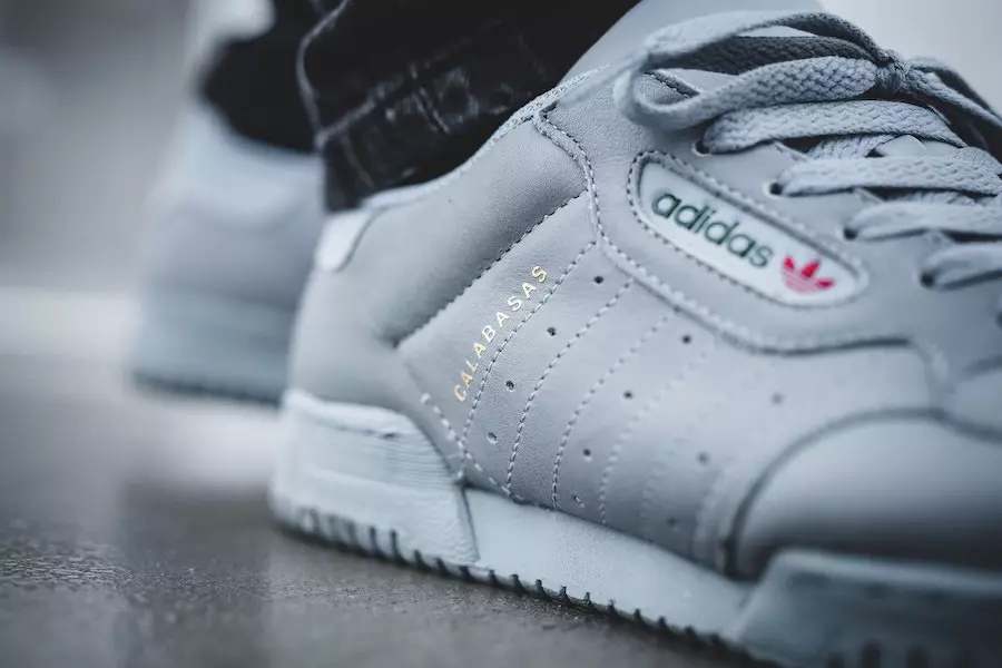 Adidas Yeezy Powerphase pelēks uz pēdām