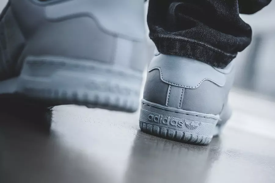 adidas Yeezy Powerphase grijs aan de voeten