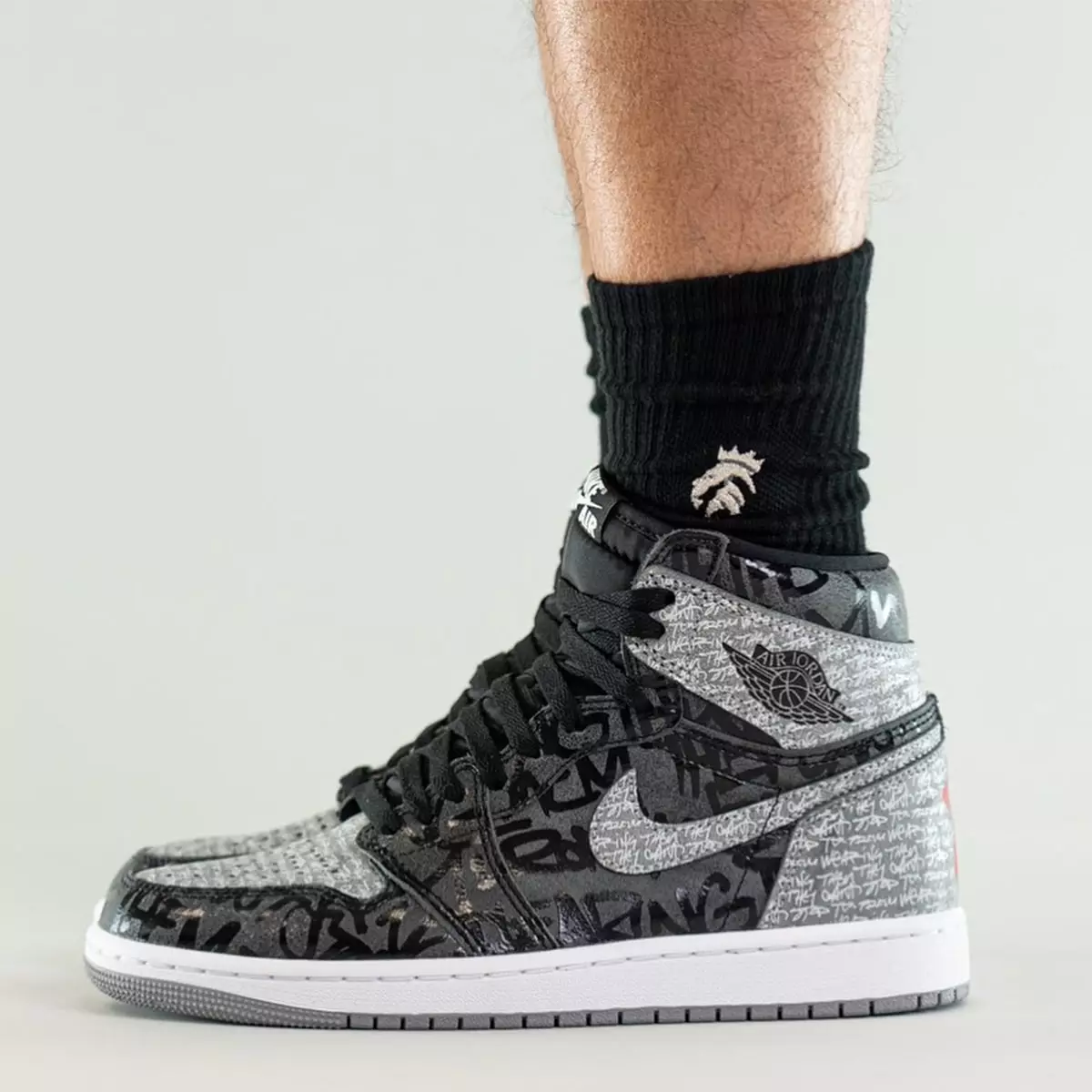 Air Jordan 1 רעבעלליאָנאַירע באַנד 555088-036 מעלדונג טאָג אויף פֿיס