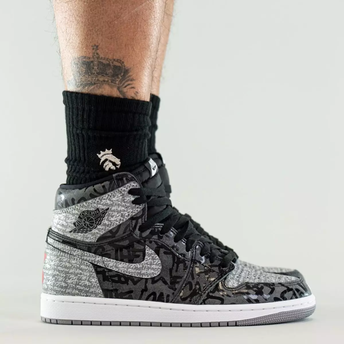 Air Jordan 1 Rebellionaire-г хориглосон 555088-036 Гарсан огноо хөл дээр