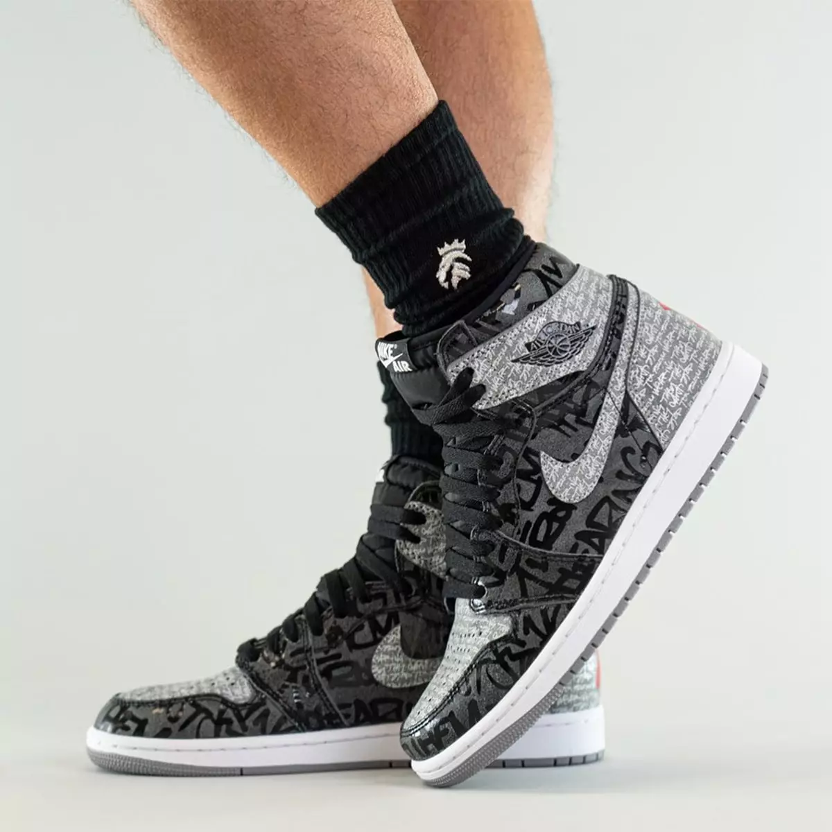 Air Jordan 1 Rebellionaire Ipprojbit 555088-036 Data ta' Rilaxx Fuq Saqajh