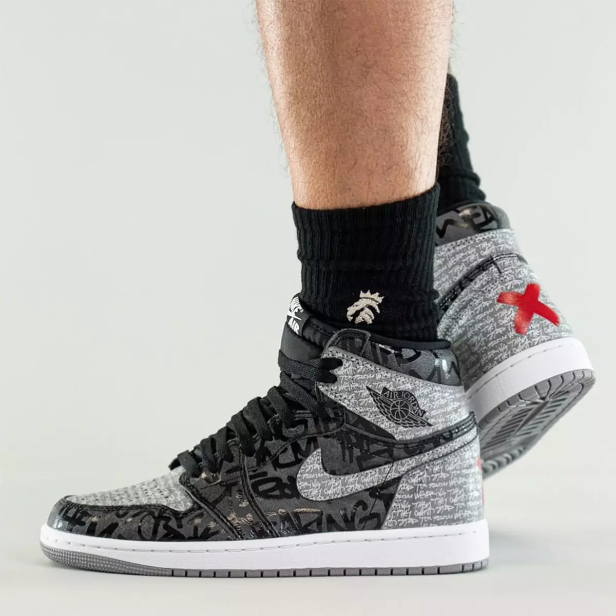 Air Jordan 1 Rebellionaire-г хориглосон 555088-036 Гарсан огноо хөл дээр