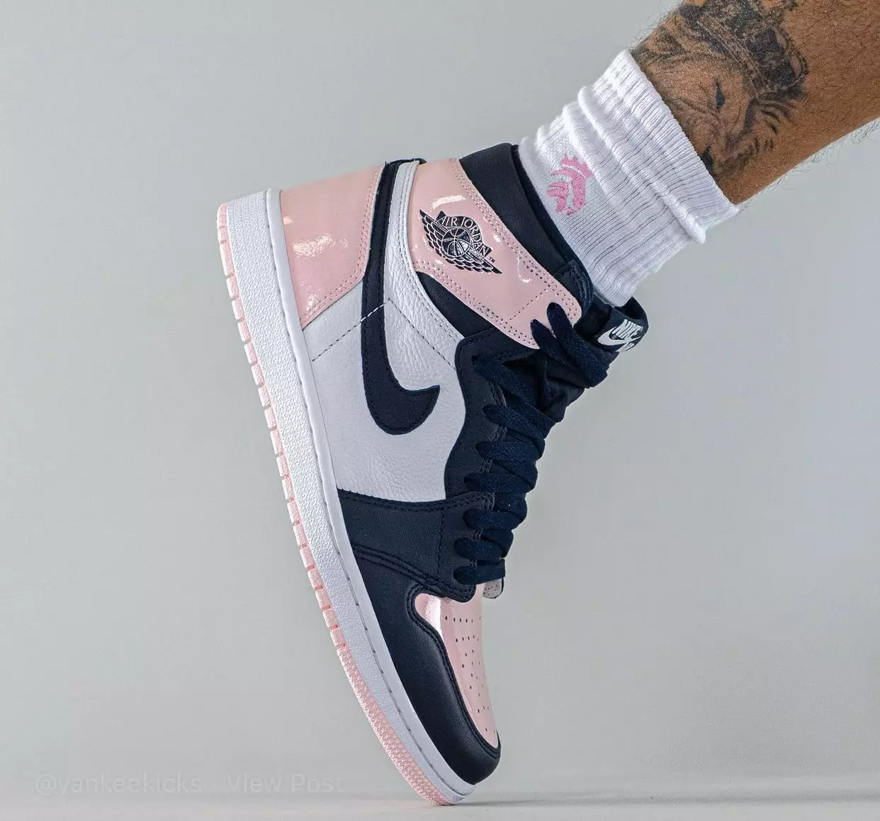 Air Jordan 1 Bubblegum Atmosphere DD9335-641 תאריך יציאה על הרגליים