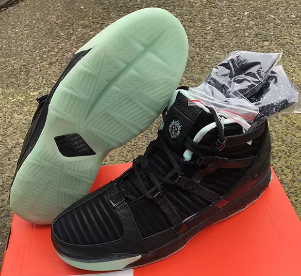 Muestra retro de Nike LeBron 3 que brilla en la oscuridad