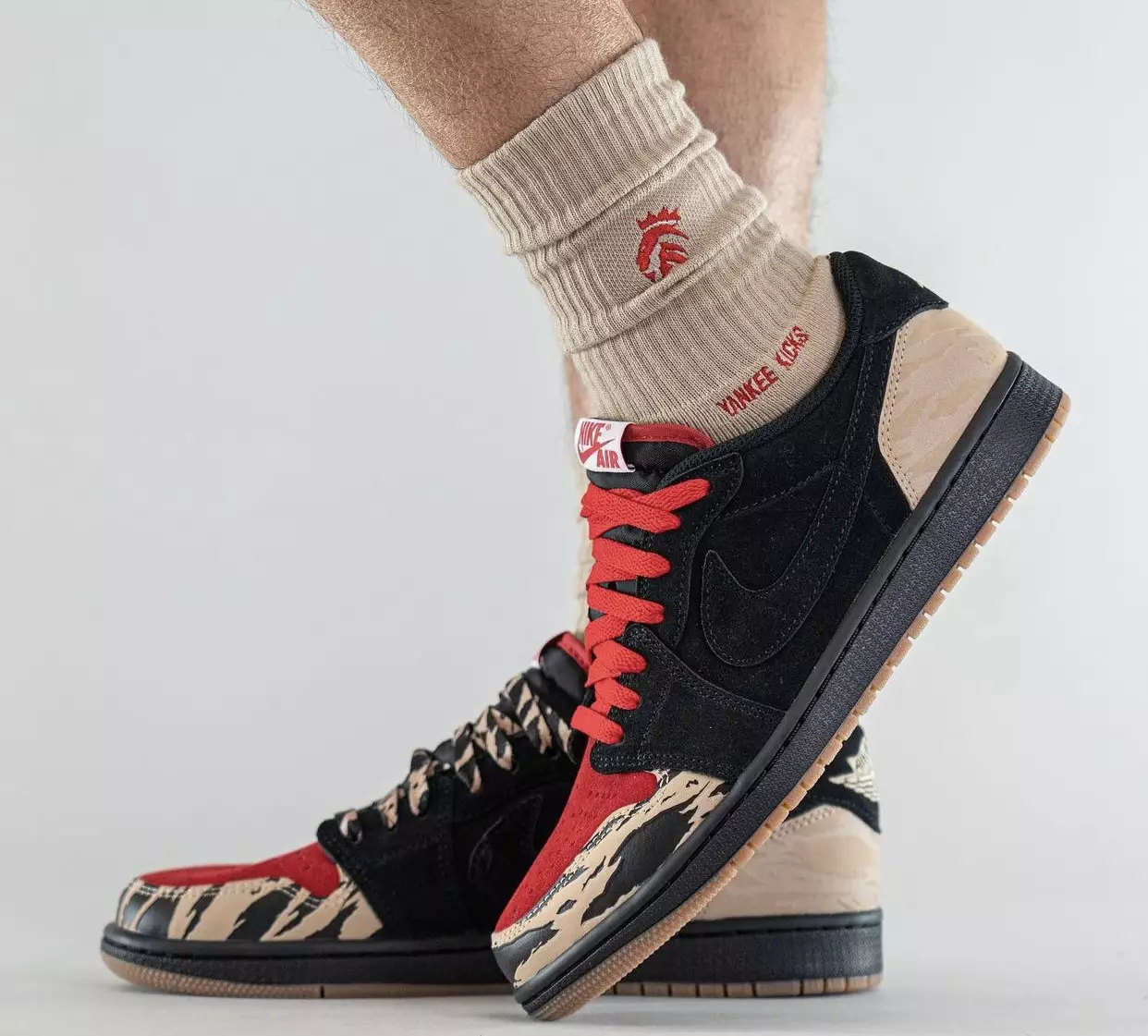 SoleFly Air Jordan 1 Low DN3400-001 Data di rilascio sui piedi