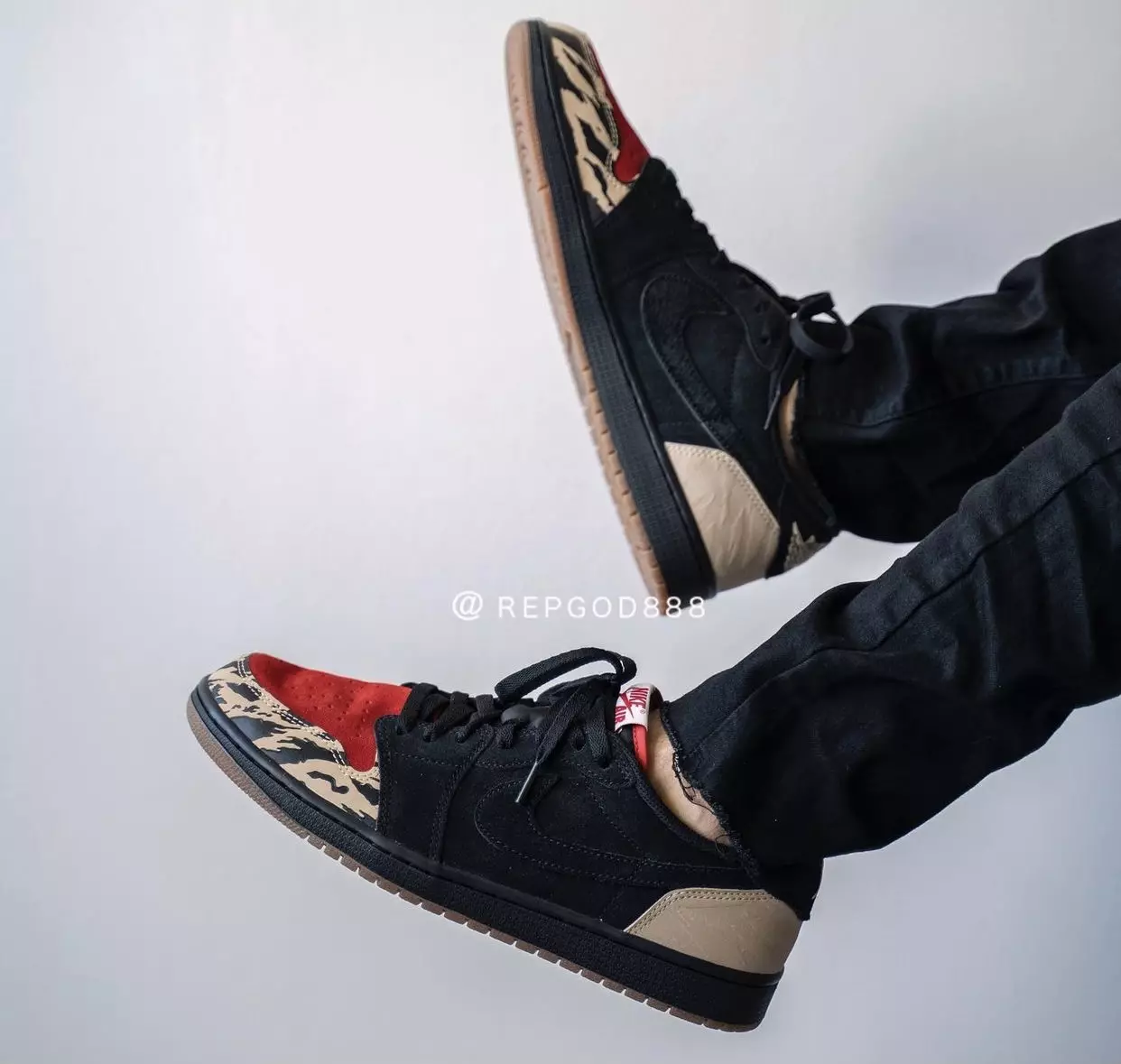 SoleFly Air Jordan 1 Low Carnivore DN3400-001 تاريخ الإصدار على الأقدام