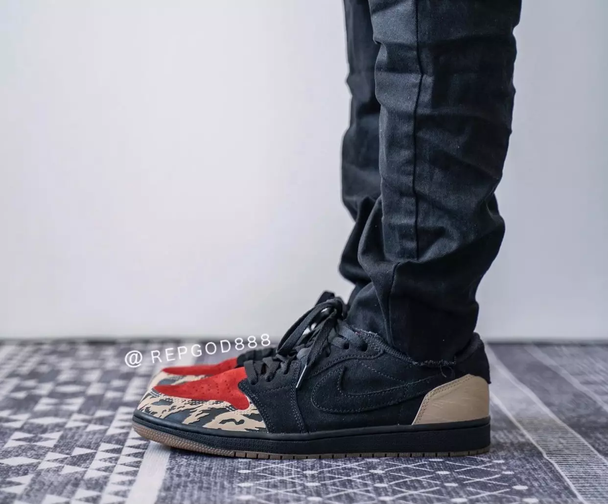 SoleFly Air Jordan 1 Low Carnivore DN3400-001 Ngày phát hành On-Foot