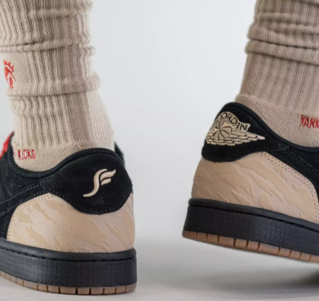 SoleFly Air Jordan 1 Low DN3400-001 Útgáfudagur á fótum