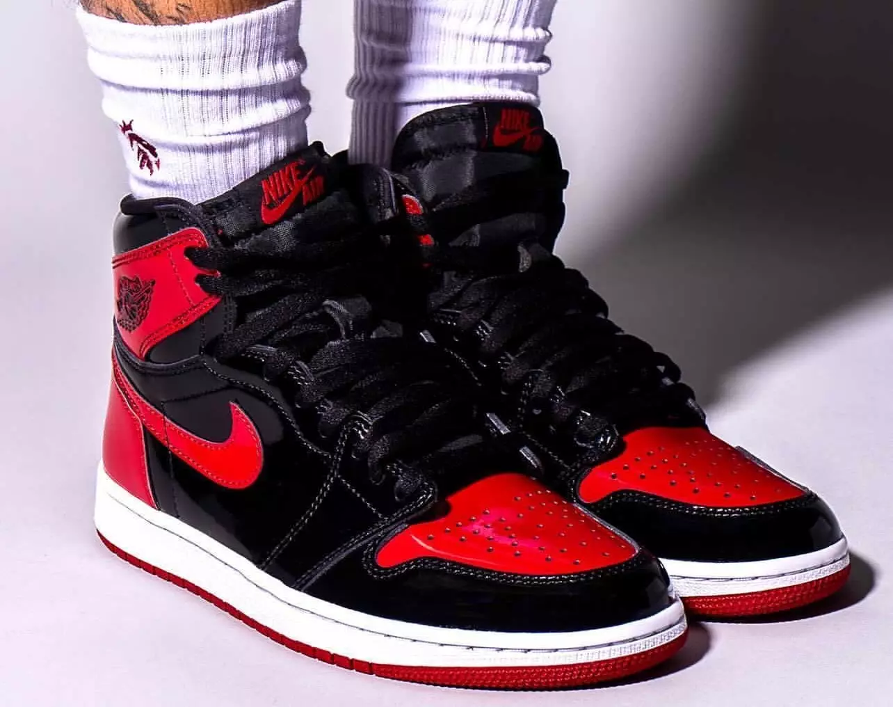 Ευρεσιτεχνία Air Jordan 1 Bred 555088-063 Ημερομηνία κυκλοφορίας On-Feet