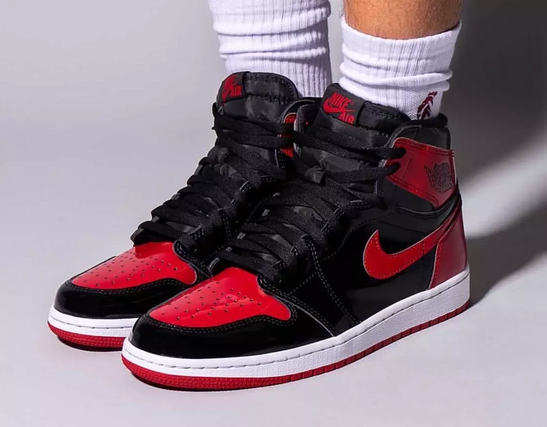 Патент Air Jordan 1 Bred 555088-063 Дата выпуска на ножках