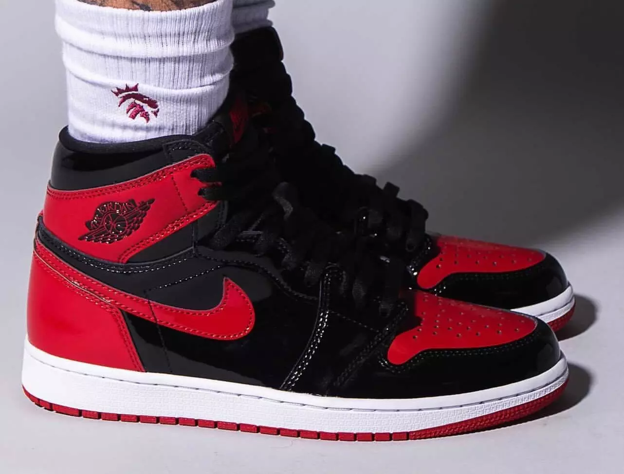 Патент Air Jordan 1 Bred 555088-063 Дата выпуска на ножках