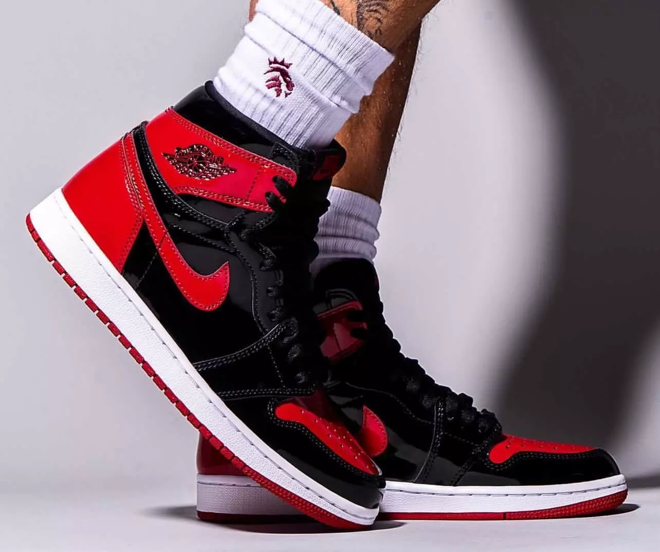 Патент Air Jordan 1 Bred 555088-063 Дата выпуска на ножках