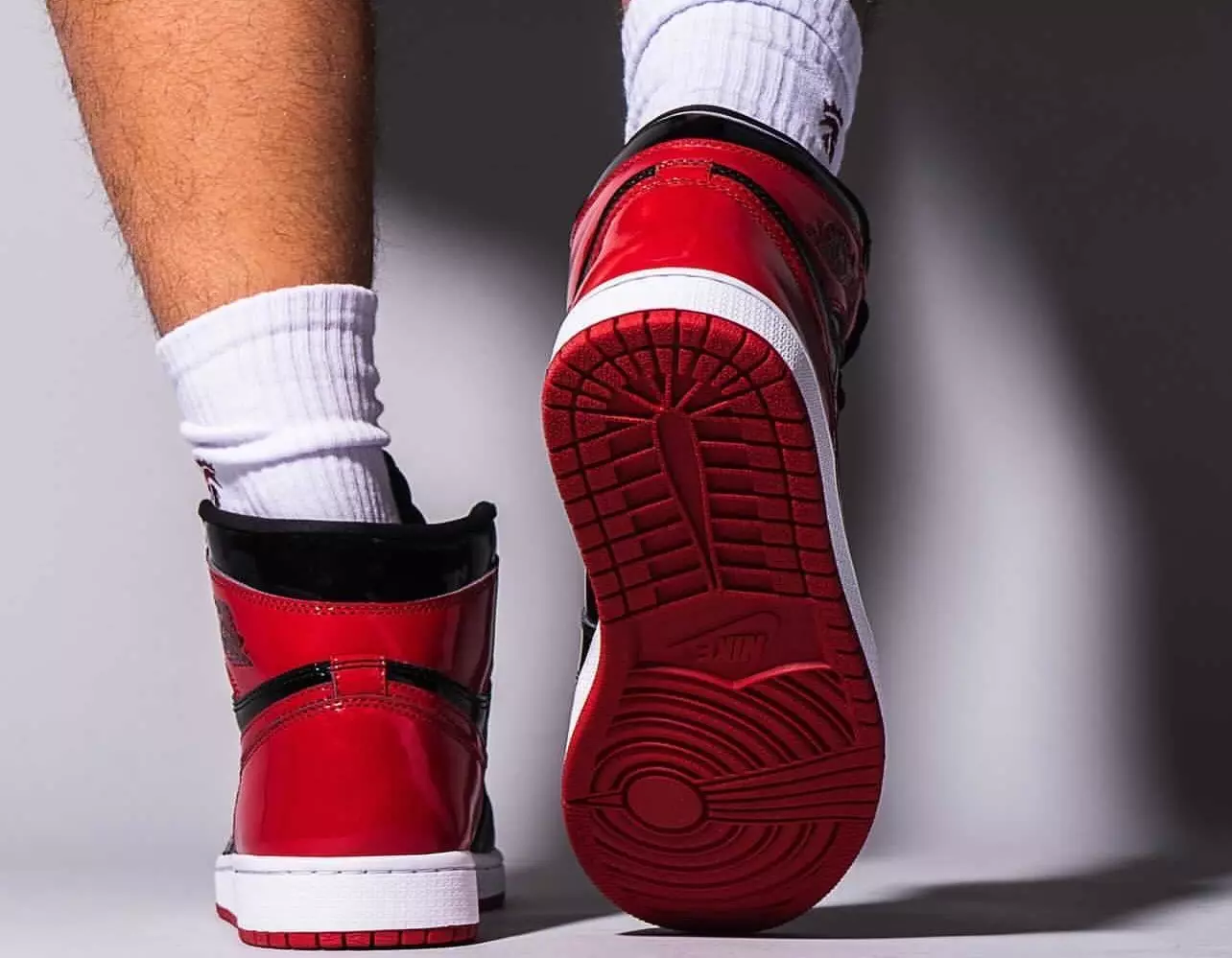 Air Jordan 1 Bred Patent 555088-063 Fecha de lanzamiento On-Feet