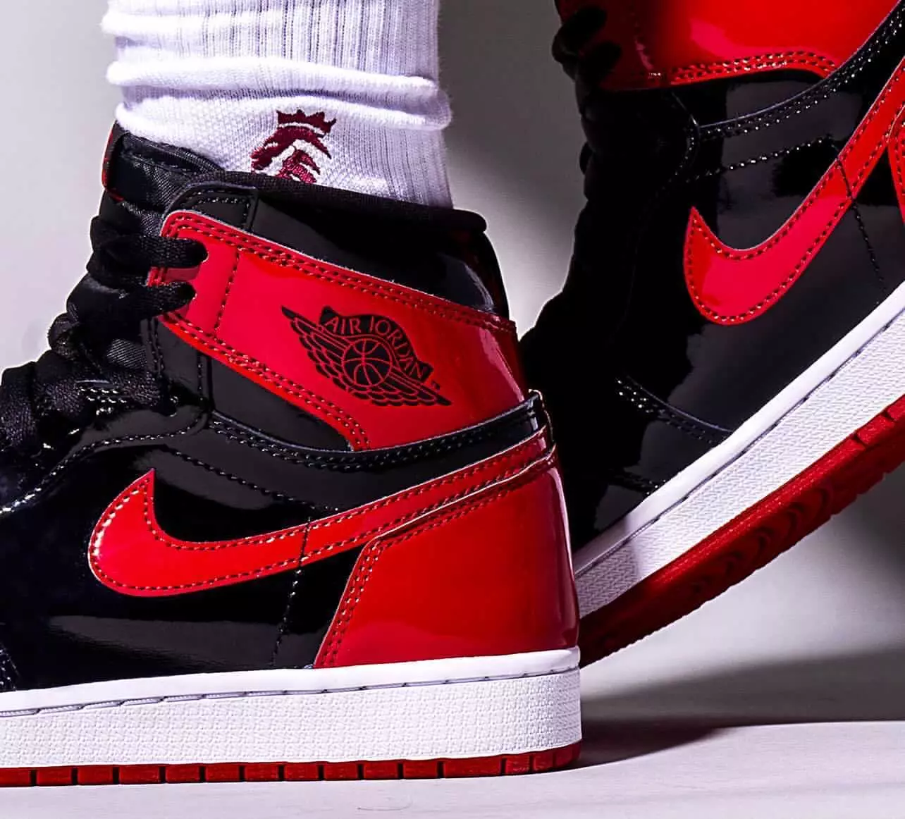 Air Jordan 1 Bred Патент 555088-063 Чыгуу датасы буттарда