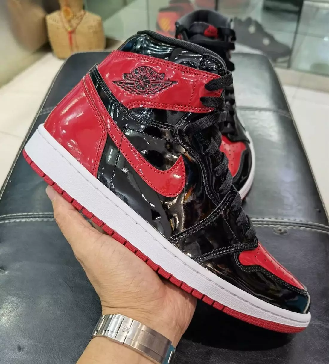 Air Jordan 1 High OG Bred မူပိုင်ခွင့် 555088-063 ထုတ်ဝေသည့်ရက်စွဲ