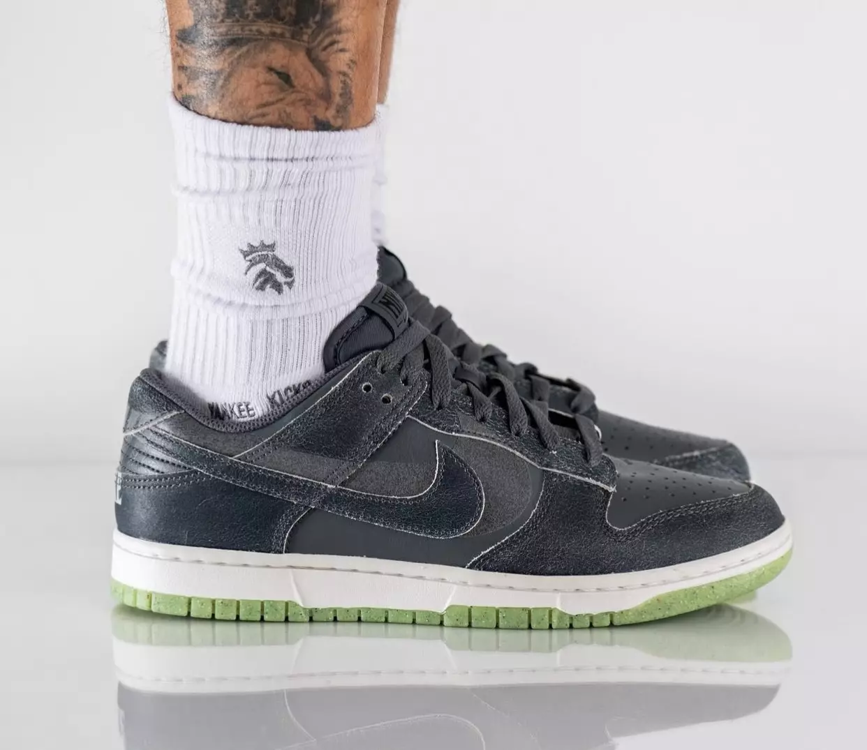 Nike Dunk Low Iron Grey DQ7681-001 תאריך שחרור על הרגליים