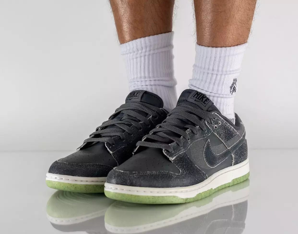 Nike Dunk Low Iron Grey DQ7681-001 Útgáfudagur á fótum