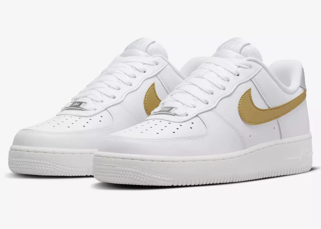 Nike bruker metallisk gull og sølv på denne Air Force 1