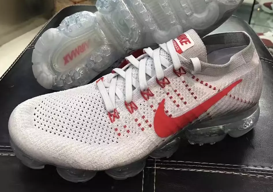 Nike Air VaporMax Flyknit puhas plaatina ja ülikooli punane Air Max Day jaoks