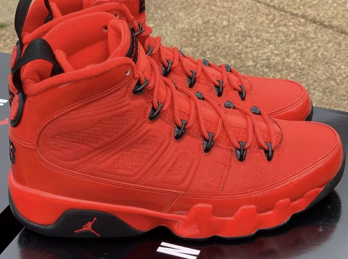 In-Hand-Blick auf den Air Jordan 9 „Chile Red“