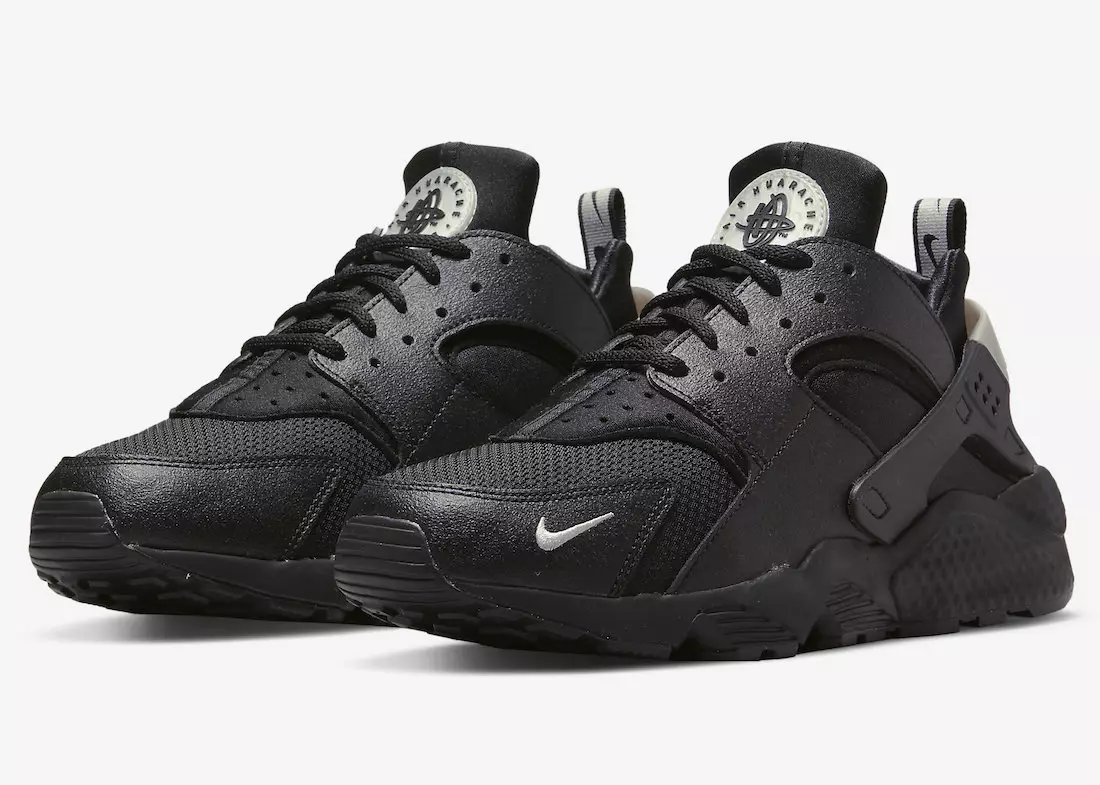 Täismust Nike Air Huarache koos Swooshi kaubamärgiga vahelehtedega