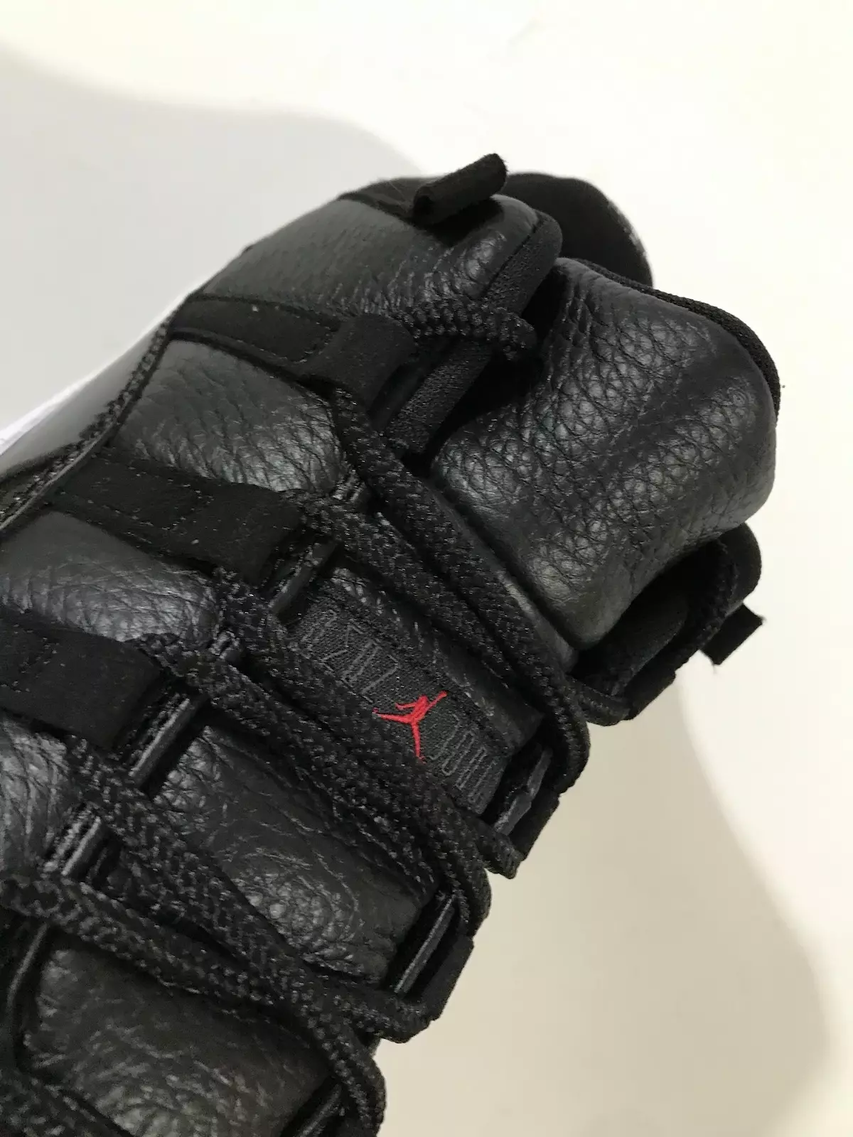 Air Jordan 11 Low 72-10 AV2187-001 Releasedatum In de hand