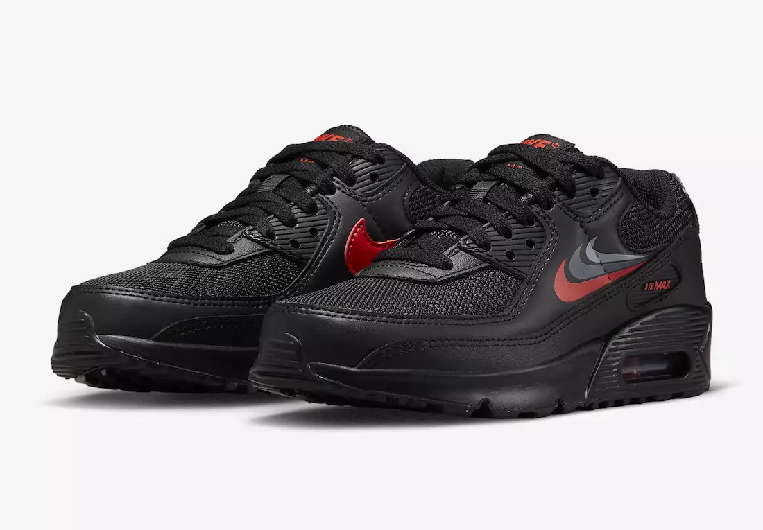 A Nike Aeir Dubh agus Dearg Max 90 Le Swooshes Triple