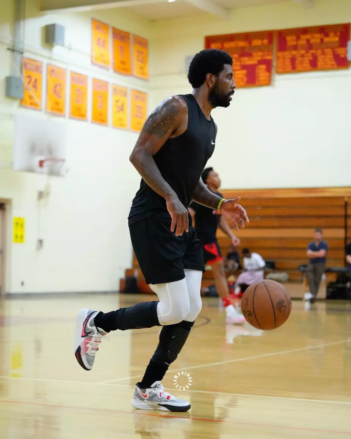 Kyrie Irving Дата на издаване на Nike Kyrie 8 DJ6017-100