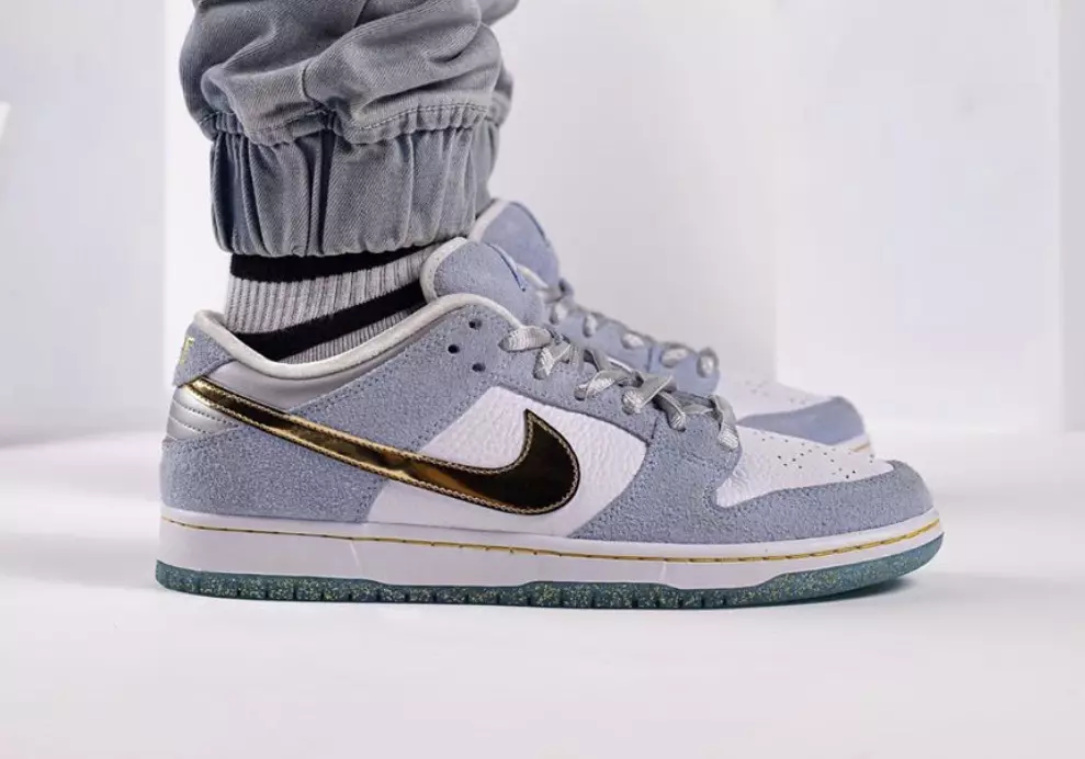 Sean Cliver x Nike SB Dunk Low DC9936-100 תאריך שחרור על הרגליים