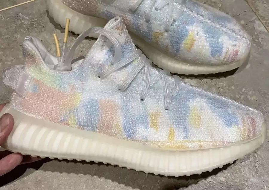 Adidas Yeezy Boost 350 V2 -näyte, jossa on läpikuultava päällinen