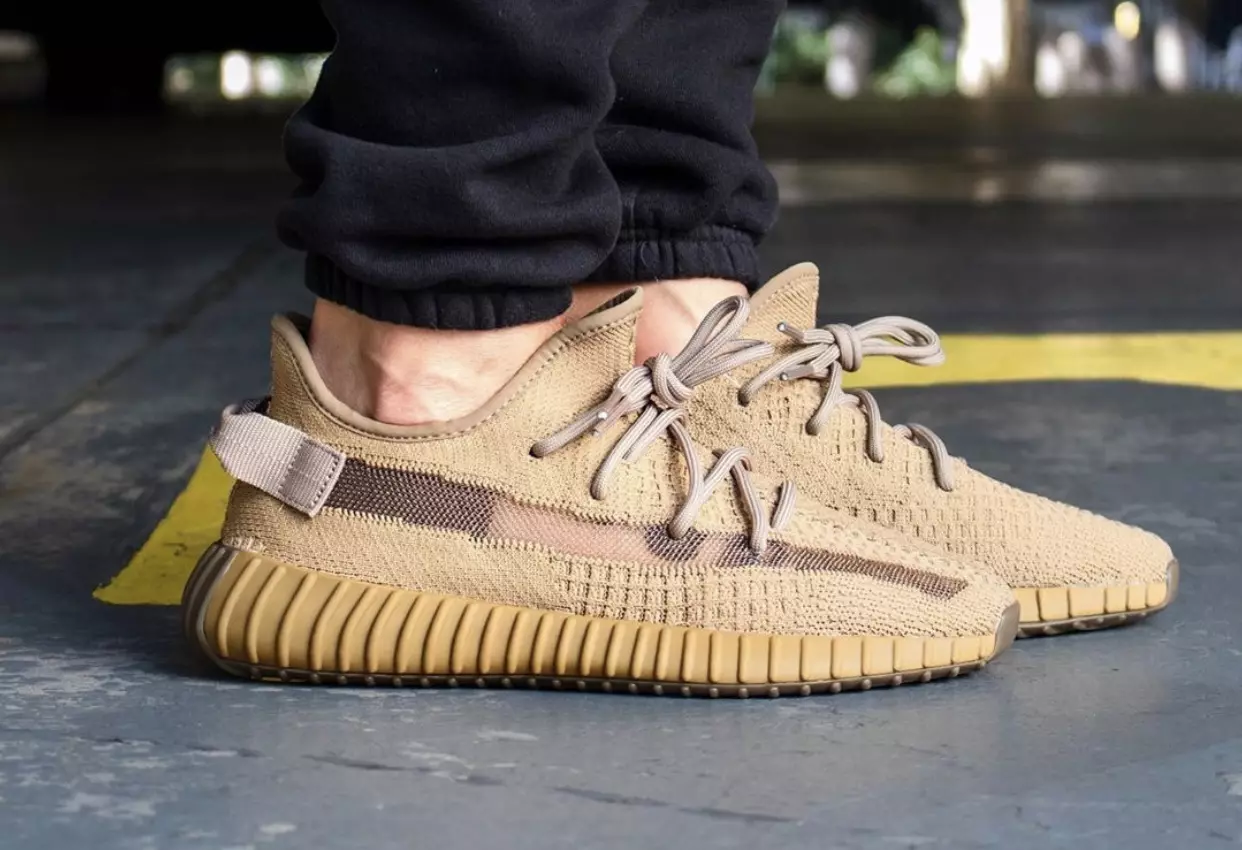 تاریخ انتشار آدیداس Yeezy Boost 350 V2 Earth FX9033 روی پا