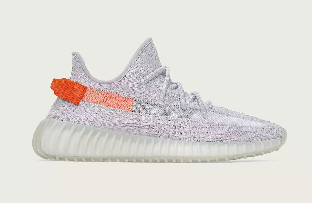 Oficiální fotografie adidas Yeezy Boost 350 V2 „Tail Light“