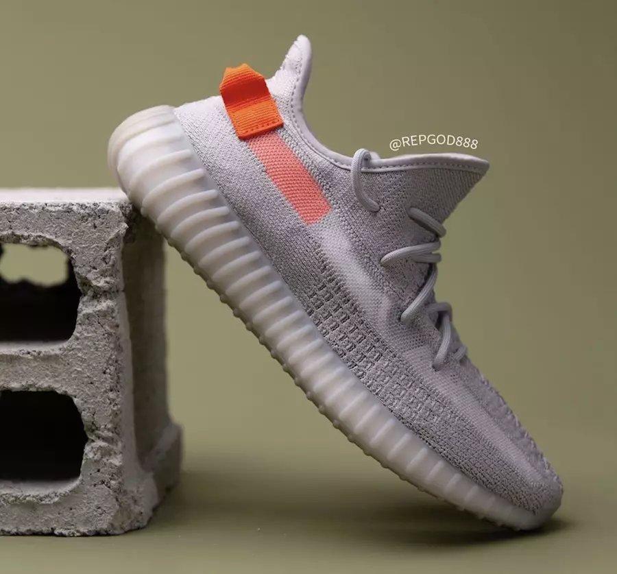 تاريخ إصدار adidas Yeezy Boost 350 V2 Tail Light FX9017